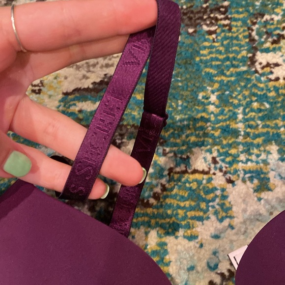 Never worn VS bra - Picture 2 of 4